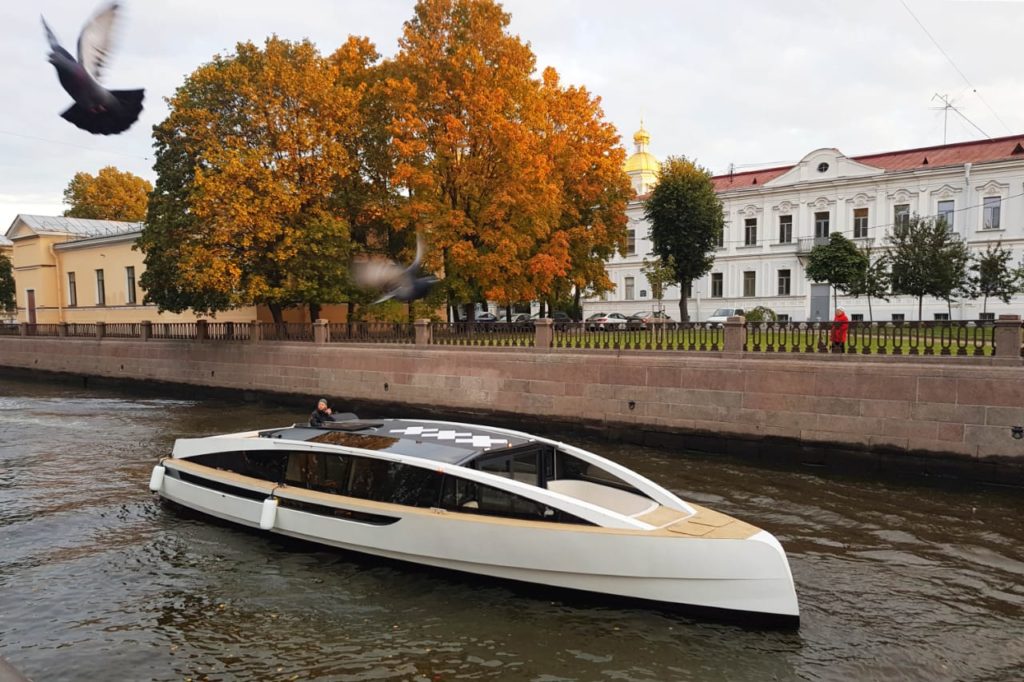 Прогулочный катер бизнес-класса Амстердам на каналах Петербурга