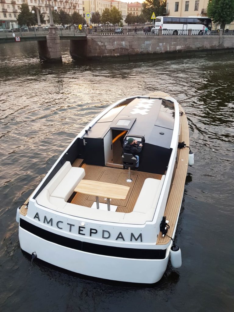 Прогулочный катер бизнес-класса Амстердам на каналах Петербурга
